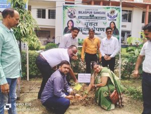 लायंस क्लब बिलासपुर संगम द्वारा सेंट जेवियर हाई स्कूल भरनी में किया 500 पौधों का वृहत वृक्षारोपण