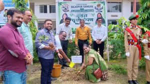 लायंस क्लब बिलासपुर संगम द्वारा सेंट जेवियर हाई स्कूल भरनी में किया 500 पौधों का वृहत वृक्षारोपण
