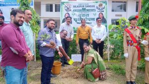 लायंस क्लब बिलासपुर संगम द्वारा सेंट जेवियर हाई स्कूल भरनी में किया 500 पौधों का वृहत वृक्षारोपण