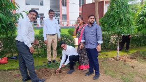 लायंस क्लब बिलासपुर संगम द्वारा सेंट जेवियर हाई स्कूल भरनी में किया 500 पौधों का वृहत वृक्षारोपण
