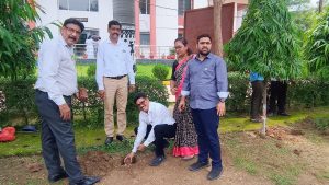 लायंस क्लब बिलासपुर संगम द्वारा सेंट जेवियर हाई स्कूल भरनी में किया 500 पौधों का वृहत वृक्षारोपण