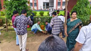 लायंस क्लब बिलासपुर संगम द्वारा सेंट जेवियर हाई स्कूल भरनी में किया 500 पौधों का वृहत वृक्षारोपण